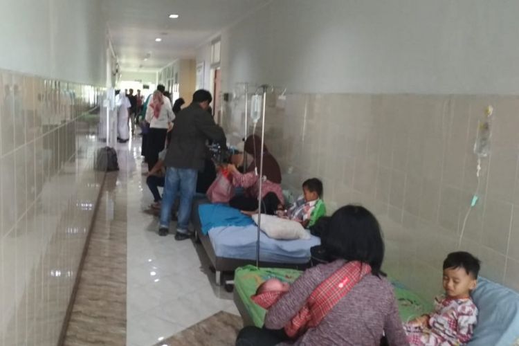 Pasien penderita demam berdarah membludak di rumah sakit Ponorogo hingga dirawat di lorong lantaran ruang rawat inap sudah penuh. 