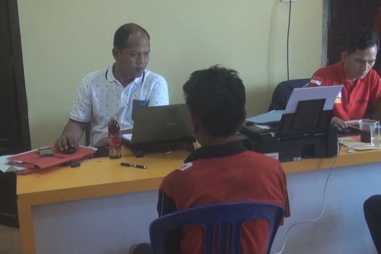 JI (berbaju merah) menjalani pemeriksaan oleh petugas Unit PPA Satreskrim Polres Prabumulih dengan tuduhan telah memperkosa anak kandungnya sendiri. JI terancam pasal 20 tahun atas perbuatannya