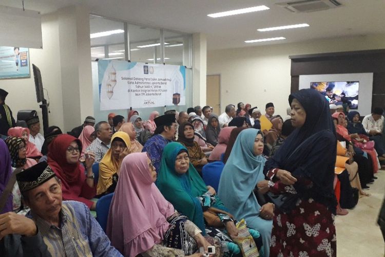 Calon jemaah haji mengikuti proses pembuatan paspor di Kantor Imigras Kelas I Khusus Jakarta Barat, Sabtu (2/2/2019).
