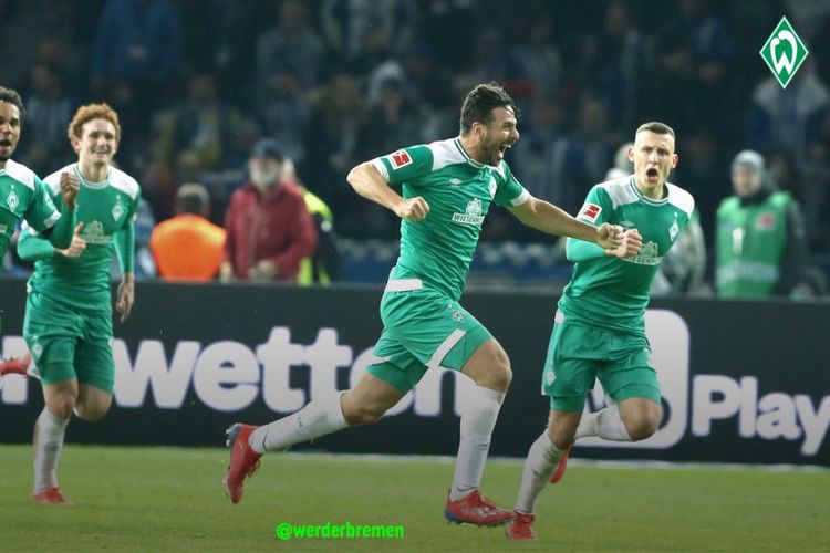 Claudio Pizarro merayakan gol yang menobatkan dirinya sebagai pencetak gol tertua di Liga Jerman pada pertandingan Hertha Berlin vs Werder Bremen di Olympiastadion dalam lanjutan Bundesliga 1, 16 Februari 2019. 