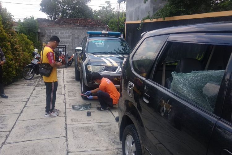 TIM Inafis saat melakukan olah Tempat Kejadian Perkara (TKP) kasus Pencurian dengan pecah kaca mobil di Dusun Madusari, Desa Wonosari, Kecamatan Wonosari, Gunungkidul, Yogyakarta, Jumat (22/2/2019). 