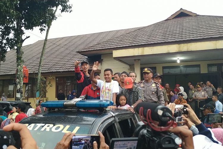 Pesepakbola Timnas U22 Sani Rizki Fauzi melambaikan tangan saat akan diarak di Cicurug, Sukabuni, Jawa Barat, Kamis (28/2/2019).