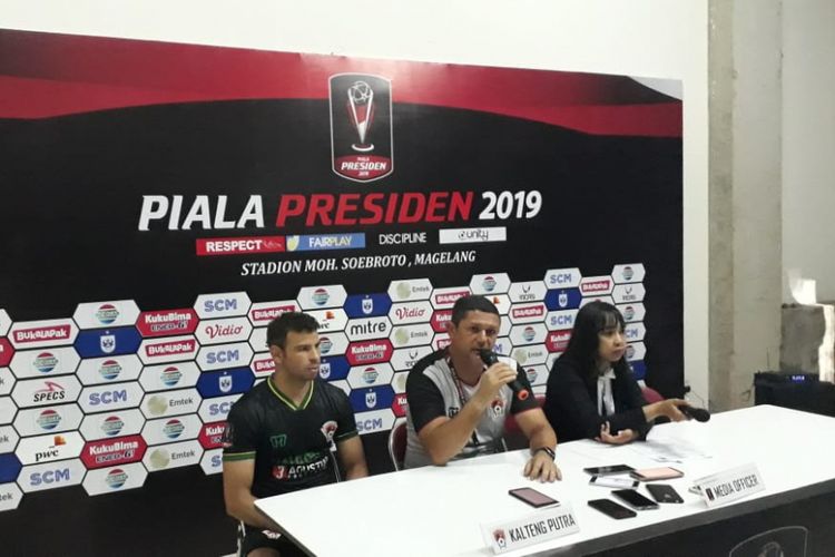 Pelatih Kalteng Putra, Gomes de Olivera, dan Diogo Compos Gomes, saat jumpa pers selepas laga perdananya melawan PSM Makassar di Stadion Moch Soebroto, Rabu (6/3/2019).