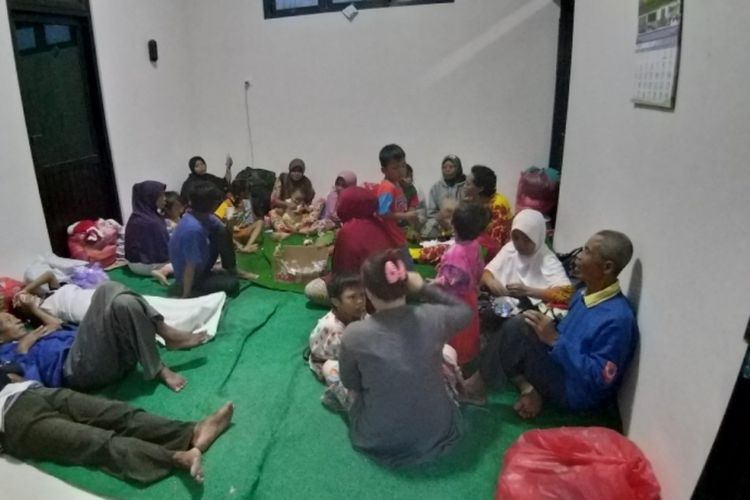 Orang tua dan anak-anak yang pemukimannya terdampak banjir bandang Madiun masih mengungsi di Posko Kabupaten Madiun di Kantor Camat Balerejo, Kabupaten Madiun, Jawa Timur, Kamis ( 7 / 3 / 2019) malam.