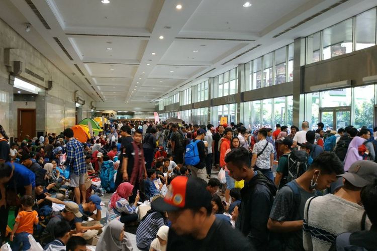 Para pengunjung memadati area luar ruang pameran Exhibition Hall B Jakarta Convention Center (JCC) Senayan, Jakarta Selatan, lokasi berlangsungnya bazar Indofest 2019, Kamis (7/3/2019).