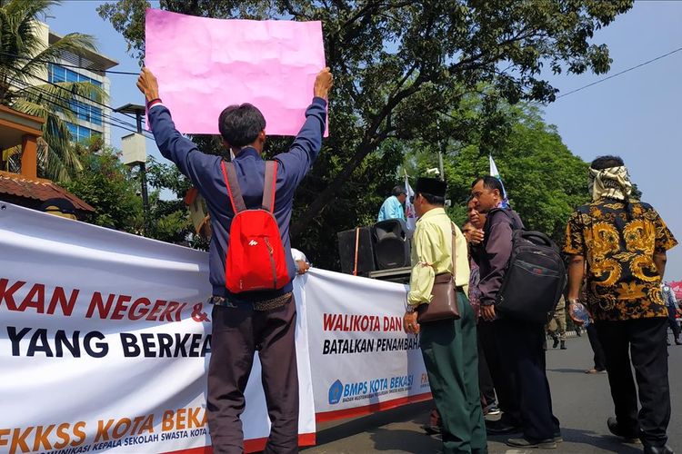 Aksi unjuk rasa sejumlah guru dan kepala sekolah yang tergabung dalam Badan Musyawarah Perguruan Swasta (BMPS) Kota Bekasi, Selasa (16/7/2019).