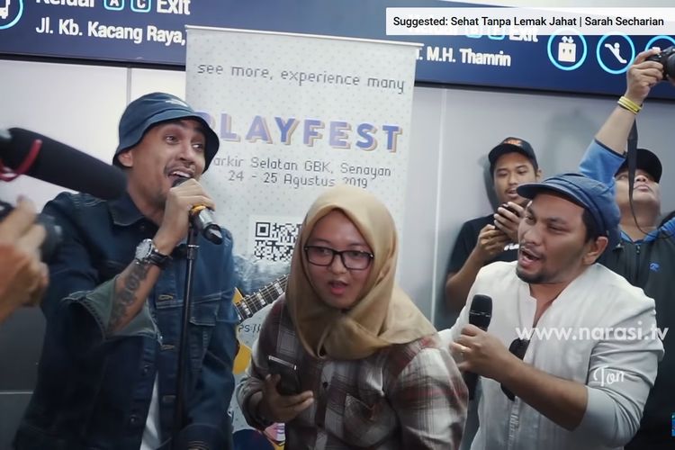 Penyanyi Tompi dan Glenn Fredly saat berfoto bersama seorang remaja di stasiun MRT, Jakarta Pusat. Sebelumnya, remaja tersebut terlibat percekcokan dengan emak-emak ketika menonton penampilan Glenn dan Tompi. 