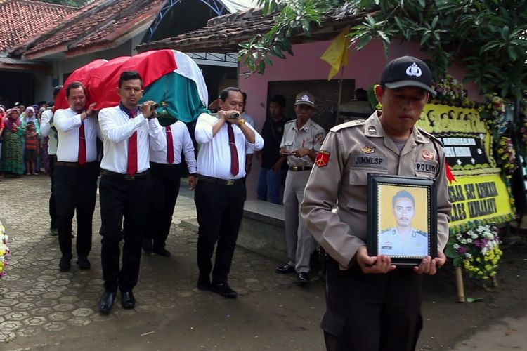Sejumlah petugas Kepolisian Resor Indramayu Jawa Barat membawa jenazah Aipda Anumerta Mashadi menuju Tempat Pemakaman Umum (TPU) Desa Guwa Lor, Kecamatan Kaliwedi, Kabupaten Indramayu, Sabtu (20/4/2019). Aipda Anumerta Mashadi meninggal dunia karena kecelakaan saat mengamankan proses pemilu 2019.