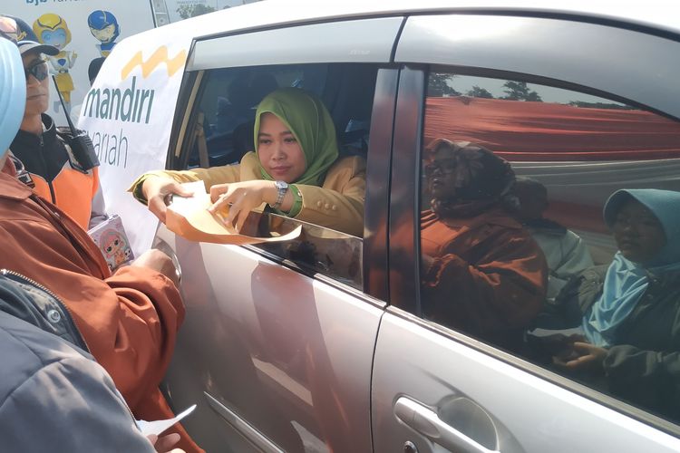Warga menukarkan uang kertas baru di mobil layanan penukaran uang Bank Mandiri Syariah di Sukabumi, Jawa Barat, Selasa (21/5/2019).