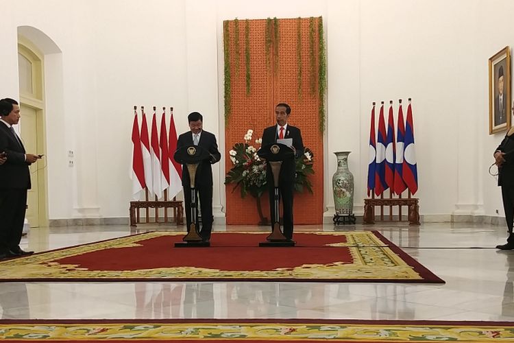 Presiden Joko Widodo jumpa pers bersama Perdana Menteri Republik Demokratik Rakyat Laos, Thongloun Sisoulith di Istana Bogor, Jawa Barat, Kamis (12/10/2017). 