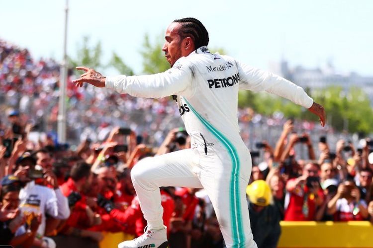 Pebalap Mercedes asal Inggris, Lewis Hamilton, merayakan kemenangannya  pada balapan F1 GP Kanada di Sirkuit, Gilles Villeneuve, 9 Juni 2019. 