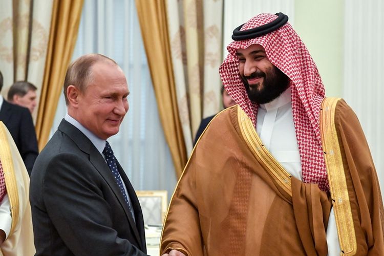 Presiden Rusia Vladimir Putin saat bertemu dengan Pangeran Mahkota Arab Saudi Mohammed bin Salman di Moskwa, 14 Juni 2018.