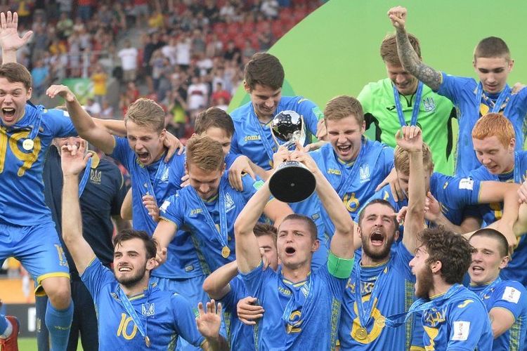 Para pemain Ukraina merayakan keberhasilan menjadi juara Piala Dunia U-20 seusai mengalahkan Korea Selatan pada final Piala Dunia U-20 2019 di Polandia, 15 Juni 2019. 