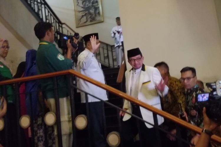 Presiden Partai Keadilan Sejahtera (PKS) Sohibul Iman dan Ketua Majelis Syuro PKS Salim Segaf Al-Jufri mendatangi lokasi pertemuan ulama Gerakan Nasional Pengawal Fatwa (GNPF) di Hotel Menara Peninsula, Jakarta, Jumat (27/7/2018).