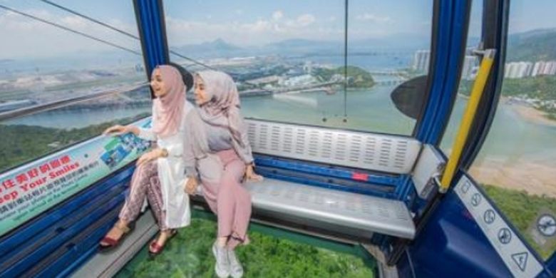 Ilustrasi melihat panorama Hong Kong dari cable car.