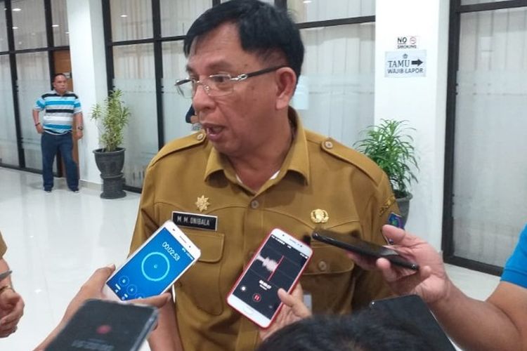 Kepala Kesbangpol Sulut Mecky Onibala saat diwawancarai di kantor DPRD Sulut, Selasa (29/01/2019).