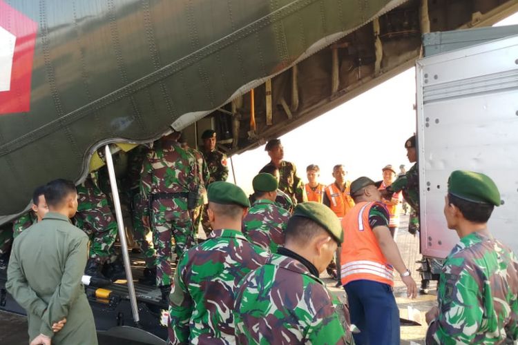 Sejumlah prajurit TNI dikirim ke Kabupaten Donggala, Sulawesi Tengah untuk membantu korban gempa dan tsunami, Sabtu (29/9/2018)