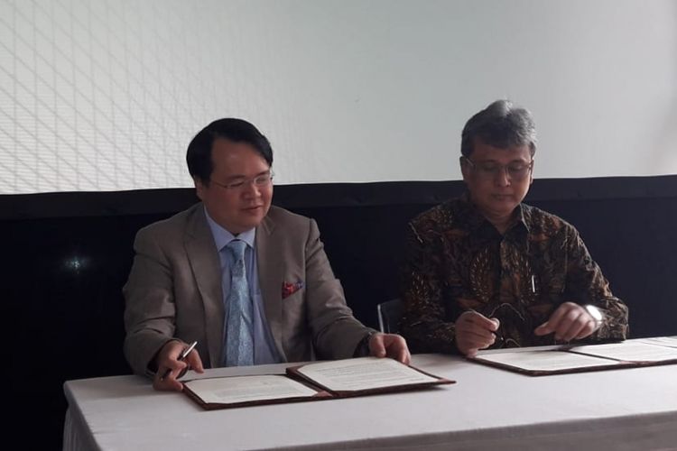 Group President Kitchen and Bath for Kohler Co dan Managing Director Technical Resource Management and Central Procurement Sinarmas Land Bambang Setiawan menandatangani MoU penyediaan produk kamar mandi, Rabu (3/4/2018).