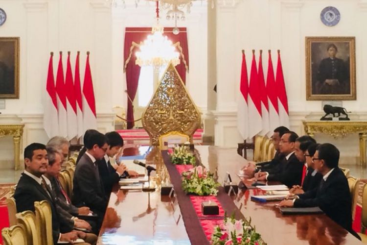 Presiden Joko Widodo, Senin (25/6/2018), menerima kunjungan Menteri Luar Negeri Jepang Taro Kono di Istana Merdeka, Jakarta. 