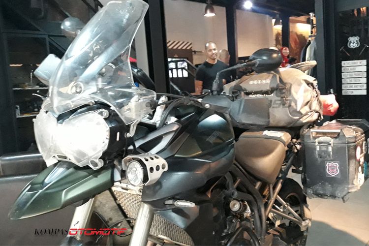 Triumph Tiger 800 XCX yang dipaaki Michael untuk lintas negara