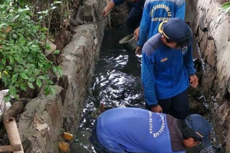 Satuan Petugas (Satgas) Sumber Daya Air Kecamatan Pasar Minggu memperbaiki turap saluran penghubung (PHB) di dekat Universitas Nasional (Unas), Pasar Minggu, Senin (3/12/2018).