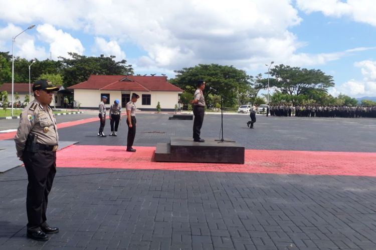 Personel Brimob bersenjata lengkap berjaga di depan Gereja Silo Ambon, Minggu (13/5/2018). Selain di Gereja Silo, pengamanan ekstra ketat juga dilakukan di Gereja Maranatha, Gereja Katedral dan sejumlah gereja di Ambon