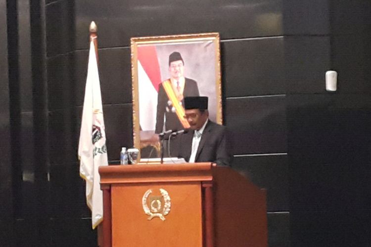 Gubernur DKI Jakarta Djarot Saiful Hidayat dalam rapat paripurna di Gedung DPRD DKI Jakarta, Jalan Kebon Sirih, Jumat (18/8/2017).
