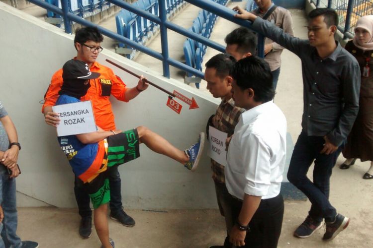Polrestabes Bandung menggelar reka ulang kejadian pengeroyokan Ricko Andrean di Stadion Gelora Bandung Lautan Api (GBLA), Gedebage, Kota Bandung, Jawa Barat. 