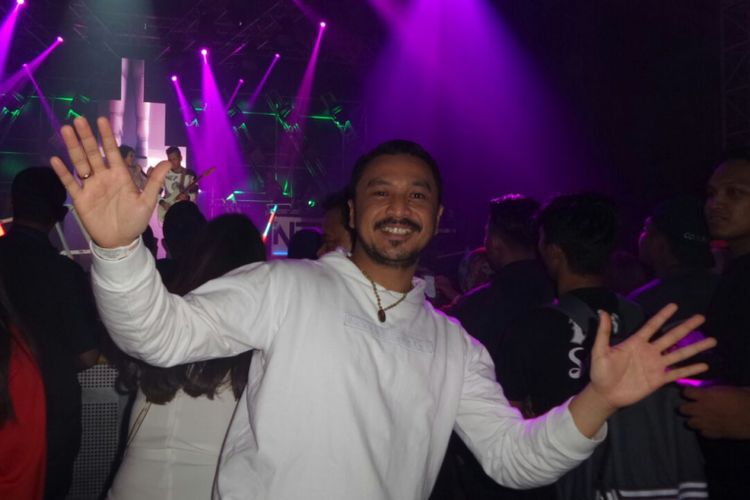Giring Ganesha menyaksikan penampilan NEV+ dalam LAFFestival yang digelar di Jakarta Convention Center, Senayan, Jakarta Selatan, Sabtu (10/2/2018)