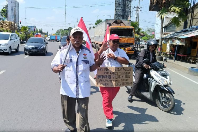 Solikin (44), warga Desa Honggosoco RT 04 RW 02, Kecamatan Jekulo, Kudus berjalan kaki dari kediamannya menuju tempat kerja sejauh 12 kilometer, Kamis (28/6/2018).
