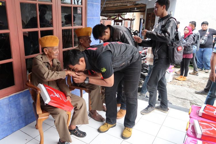 Para bikers mengunjungi rumah veteran di Ambarawa untuk memberikan apresiasi tinggi kepada Veteran pejuang (10/11/2018)