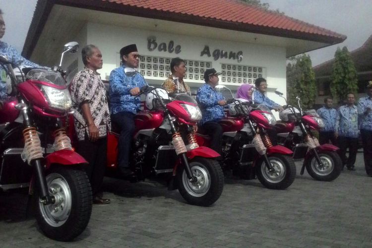 Pemkab Kulon Progo melalui Bupati Hasto Wardoyo membagikan 34 sepeda motor roda 3, bantuan pemerintah ousat, khusus mengangkut sampah di Kota Wates dan sekitarnya, sejak 2018. Ini bagian dari upaya Kulon Progo mendukung program pemerintah mewujudkan Indonesia Bebas Sampah di 2025. 