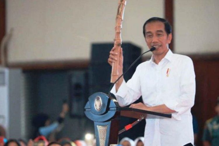 Presiden Joko Widodo membagikan bantuan sosial dalam Penyaluran Bantuan Sosial PKH dan BPNT Tahun 2019 di Kabupaten Cilacap, Senin (25/2/2019). 
