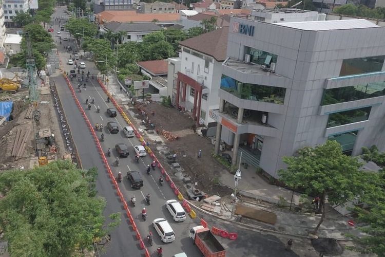 Jalan Raya Gubeng, Surabaya, terpantau ramai lancar setelah akses jalan bisa digunakan kembali dan resmi dibuka pada Kamis (27/12/2018) petang pukul 18.00 WIB.