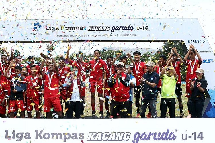 Pemain SSB Bina Taruna melakukan selebrasi seusai menerima trofi juara Liga Kompas Kacang Garuda U-14 di Lapangan GOR Ciracas, Jakarta Timur, Minggu (24/3/2019). 