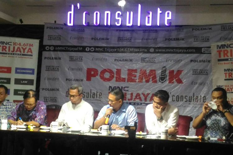 anggota direktorat advokasi dan hukum BPN, Indra (kedua dari kanan) dalam diskusi dengan tema Musim Retas Jelang Pemilu di dConsulate Resto & Lounge, Menteng, Jakarta Pusat, Sabtu (6/4/2019). 