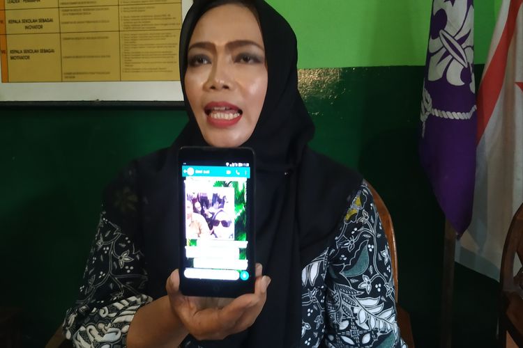 Guru Agnes Kusumahandaei (53) memperlihatkan video kepada wartawan di SDN Citamiang 1 Kota Sukabumi, Jawa Barat, Senin (13/5/2019).