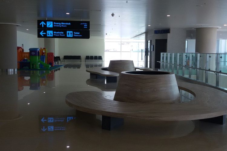 Ruang tunggu terlihat sangat lapang di dalam terminal Bandara Yogyakarta International Airport, Kecamatan Temon, Kulon Progo, Daerah Istimewa Yogyakarta.