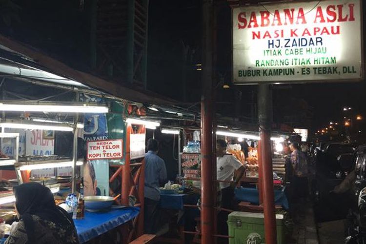 Salah satu gerai penjual nasi kapau di bilangan Jalan Kramat Raya, Jakarta Pusat.