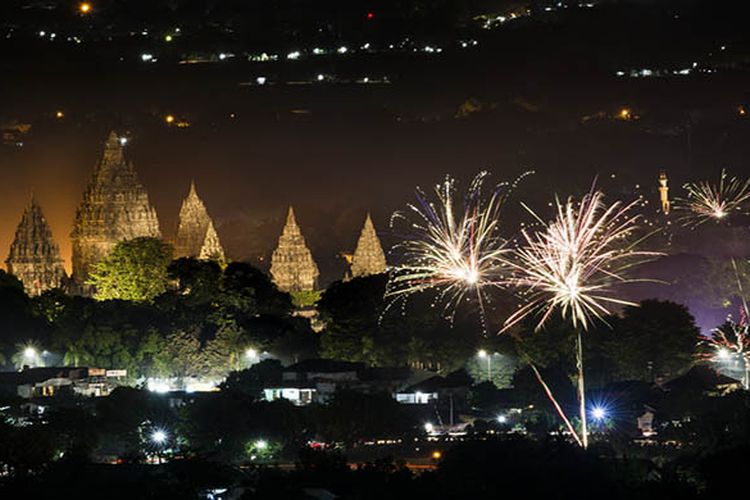 Keindahan kembang api bisa disaksikan dengan latar belakang Candi Prambanan di Spot Riyadi