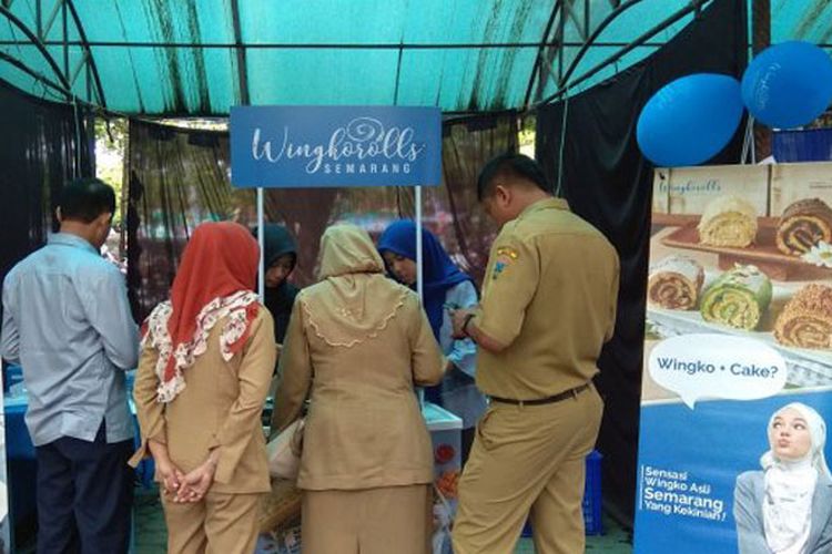 Open booth saat ada event di Kabupaten Kudus, Jawa Tengah, cake kekinian Dewi Sandra, Wingkorolls Semarang laris diserbu pengunjung, Senin (15/1/2018). 