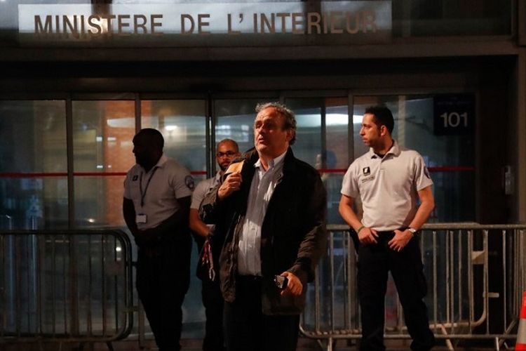 
Mantan Presiden UEFA Michel Platini meninggalkan Kantor Pusat untuk Memerangi Korupsi dan Kejahatan Keuangan dan Pajak setelah ditangkap sehubungan dengan penyelidikan atas dugaan suap pemilihan Piala Dunia 2022 ke Qatar, di Nanterre, barat Paris pada Rabu 19 Juni 2019.