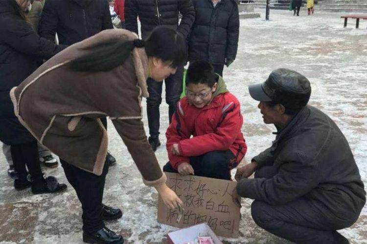 Zhang Huanyu (jaket merah) nekat mengemis untuk mencari tambahan biaya pengobatan ibunya yang sakit.