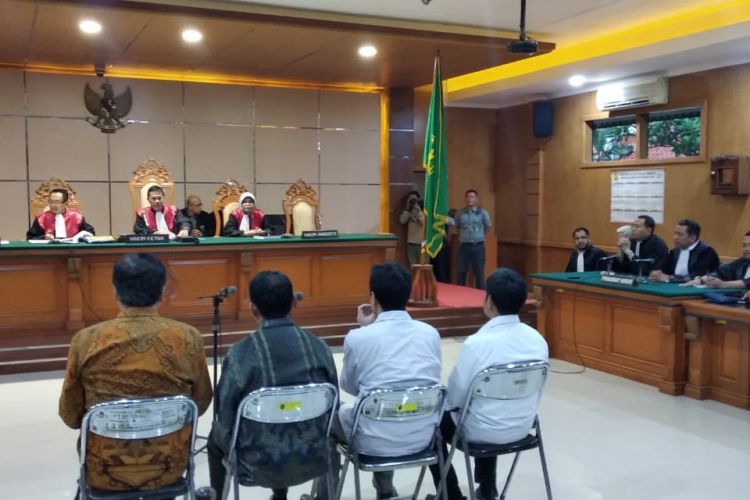 Tampak para terdakwa tengah mendengar vonis yang dijatuhkan majelis hakim di Pengadilan Tipikor Bandung, Kota Bandung. 