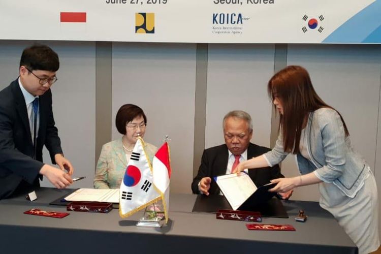 Menteri PUPR Basuki Hadimuljono dan President KOICA Lee Mi-Kyung menandatangani nota kesepahaman pembangunan NCICD Tahap II di Korea Selatan, Kamis (27/6/2019).