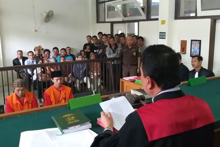 Acundra (21) dan Ridwan (45) saat menjalani sidang di Pengadilan Negeri Klas 1 Palembang, Rabu (24/4/2019). Dalam persidangan tersebut, kedua terdakwa divonis hakim dengan hukuman mati.