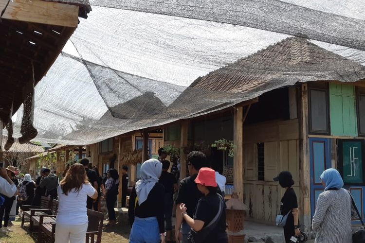 Set pedesaan dan rumah yang digunakan untuk keperluan syuting Bumi Manusia di Desa Gamplong, Yogyakarta. Saat ini, studio tersebut sudah dibuka untuk umum dan dijadikan lokasi wisata. Foto diambil Selasa (13/8/2019).