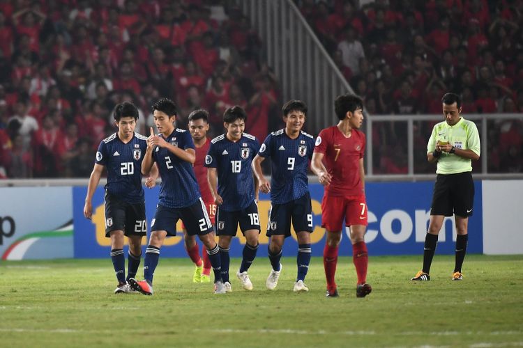 Para pemain Timnas U-19 Jepang merayakan gol ke gawang Indonesia pada pertandingan perempat final Piala Asia U-19 2018 di Stadion Utama Gelora Bung Karno, 28 Oktober 2018. 