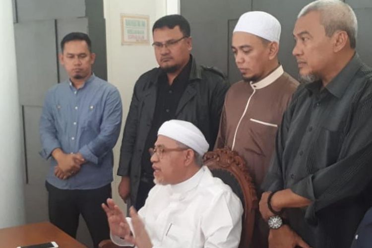 DKM Masjid Al Munawarah beserta Kuasa Hukum melakukan konferensi pers terkait rencana pelaporan wanita yang membawa anjing ke dalam masjid, dalam hal ini yang terlapor adalah SM (52).