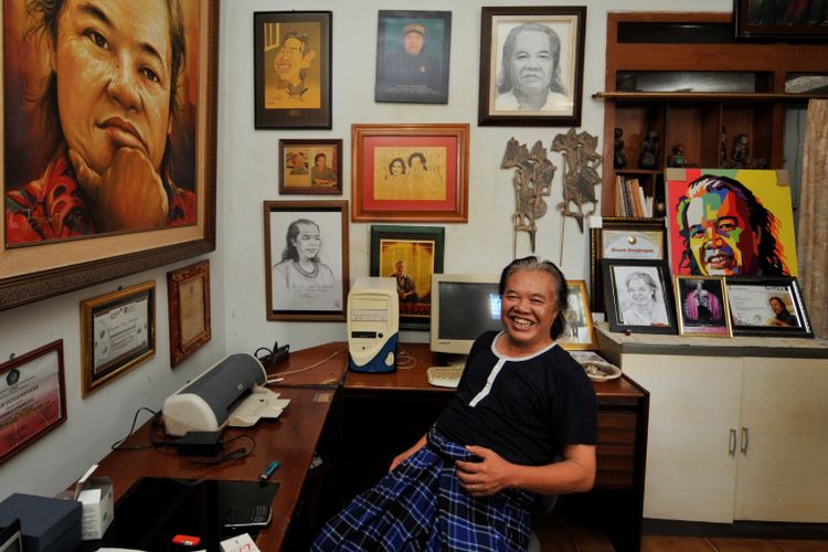 Arswendo Atmowiloto di ruang kerja di rumahnya di kawasan Jakarta Selatan, Kamis (27/6/2013)